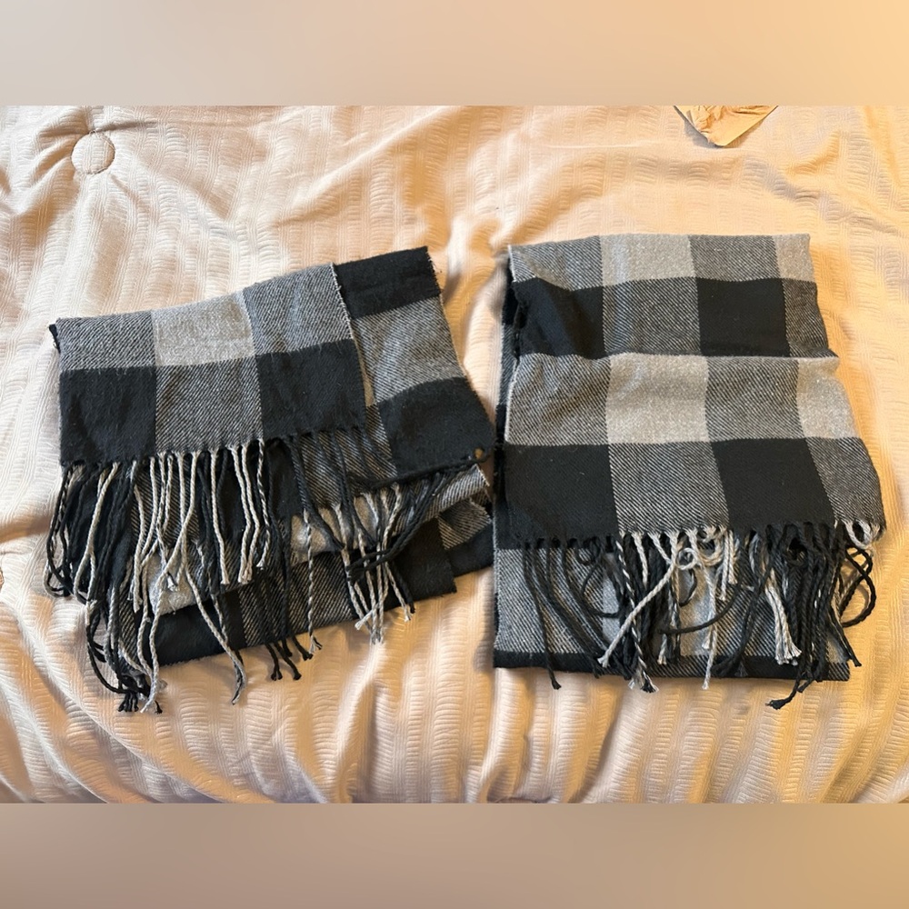 Gru scarves